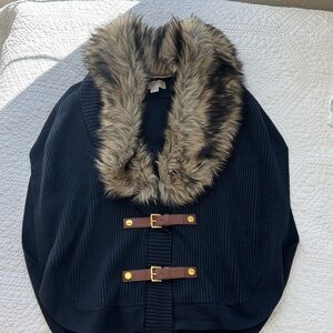 MICHAEL KORS Navy blue Ribbed Cape with Faux Fur Collar and Leather Buckles